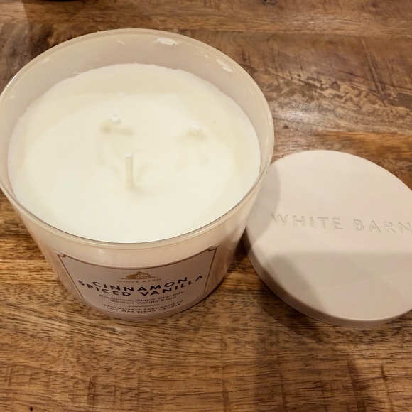 White Barn Cinnamon Spiced Vanilla Candle - Picture 3 of 4
